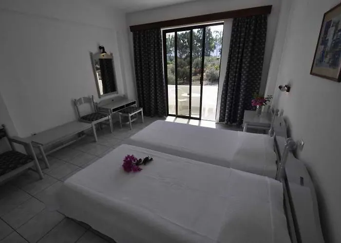 Hotell Tina Flora 3*