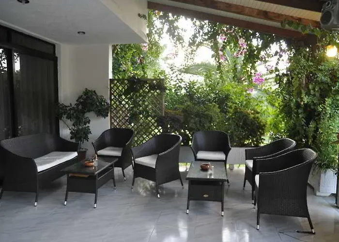 Hotell Tina Flora 3*