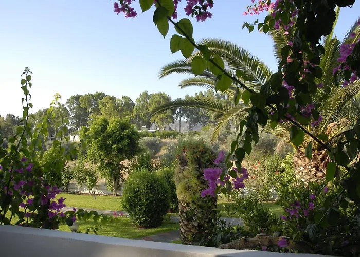 Hotell Tina Flora 3*