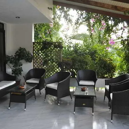 Ξενοδοχείο Tina Flora 3*