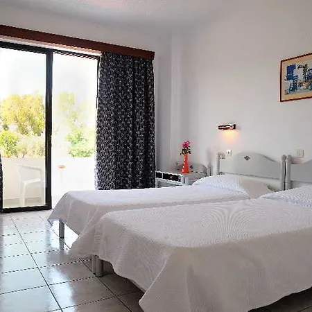 ホテル Tina Flora 3*